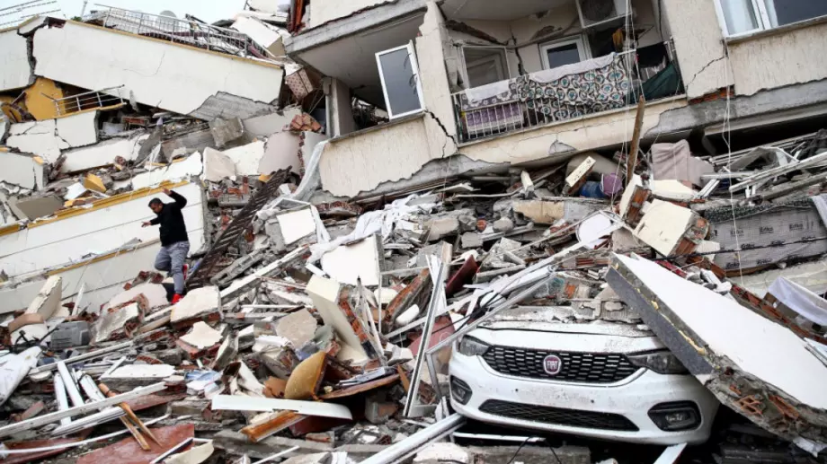 След мощния трус: Взривен газопровод, градове в руини и цели провинции без ток в Турция (СНИМКИ и ВИДЕО)