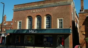 Кризата удари: Британската модна марка M&Co затваря всичките си магазини