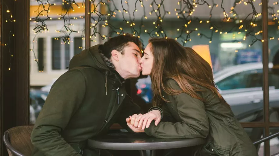 Какъв е "стилът на целуване" на различните зодии