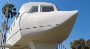 Мъж си построи къща-самолет (ВИДЕО)