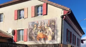 Къде се намира хотелът, разположен на границата между две държави?