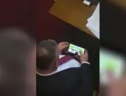 Сръбски депутат гледа порно в парламента (ВИДЕО)