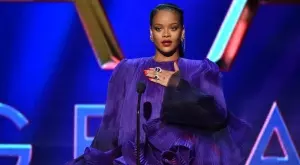 Бременната Риана се съблече по бельо (СНИМКИ)