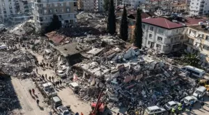 Трогателно: Куче се опитва да спаси малките си в Турция (ВИДЕО)