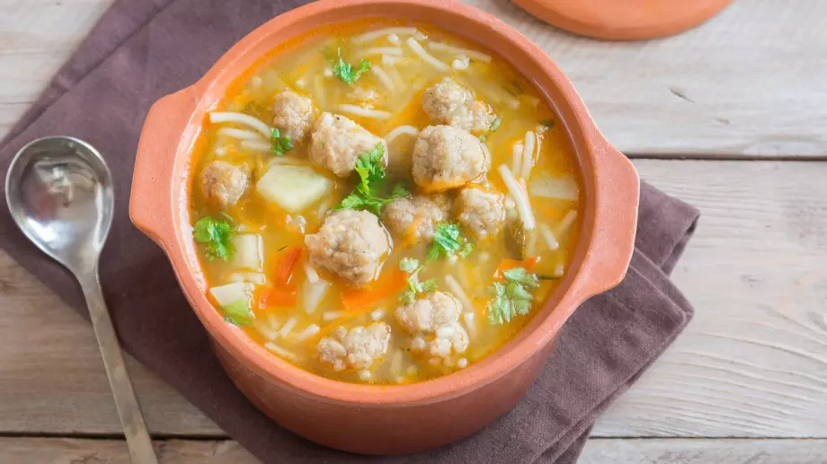 Любимата супа топчета от нашето детство по класическа рецепта