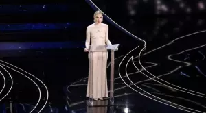 Киара Ферани и "голата" ѝ рокля осъдиха хейтърите на Санремо 2023 (ВИДЕО)