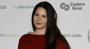 Лана Дел Рей се сгоди (СНИМКА)