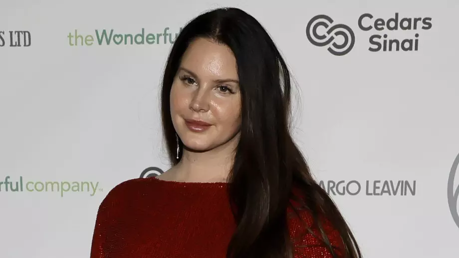 Лана Дел Рей се сгоди (СНИМКА)