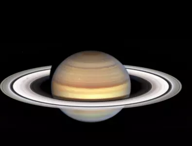 Странно: Сатурн се засмуква сам