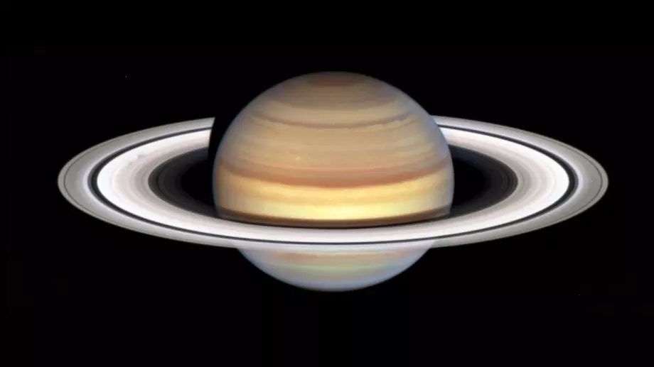 Странно: Сатурн се засмуква сам