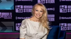 Памела Андерсън: От модел на Playboy до домакиня, правеща туршии (ВИДЕО)