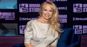 Памела Андерсън е неузнаваема БЕЗ грим (СНИМКА)