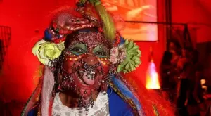 Запознайте се с жената с най-много пиърсинги в света (ВИДЕО)