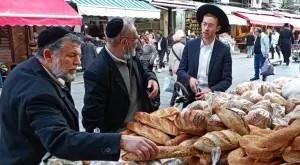 Виц на деня: Eвреин праща сина си в съседно село, за да стане търговец