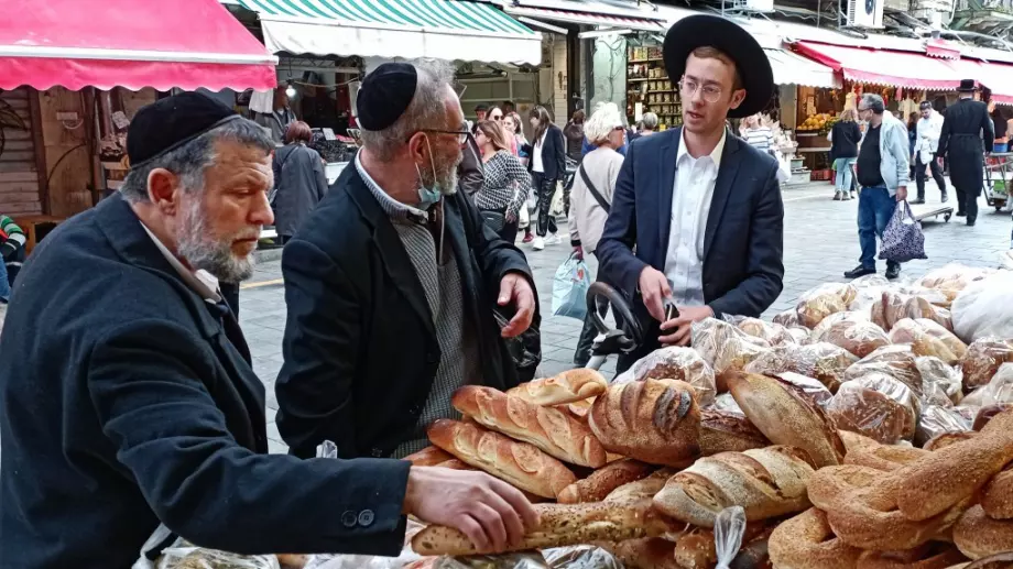 Виц на деня: Eвреин праща сина си в съседно село, за да стане търговец