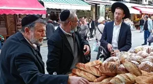 Виц за 12 април 2023: Китаец влиза в еврейски магазин за бельо