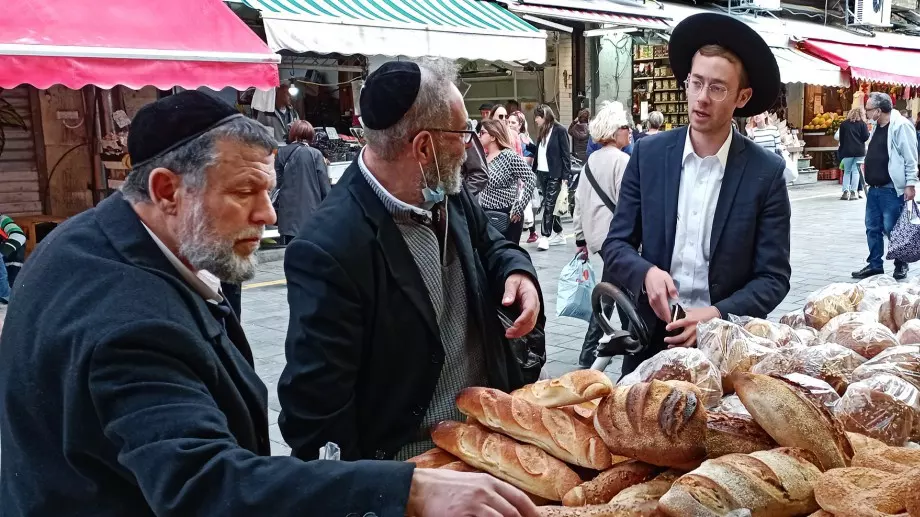 Виц за 12 април 2023: Китаец влиза в еврейски магазин за бельо