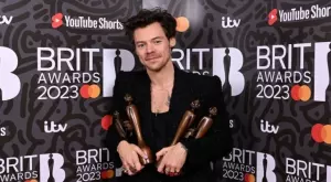 Хари Стайлс триумфира на наградите БРИТ 2023 (ВИДЕО)