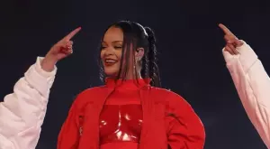 Риана отново е бременна (СНИМКИ + ВИДЕО)