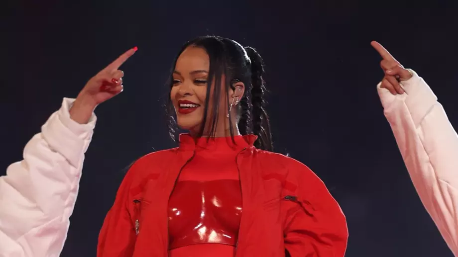 Риана отново е бременна (СНИМКИ + ВИДЕО)