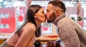 Ако мъжът до вас прави тези 5 неща, значи е лудо влюбен