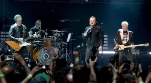 U2 се завръща на сцената, но без един от групата
