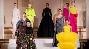 Драма, сила и романтика в колекция есен/зима 2023 на Carolina Herrera (СНИМКИ)