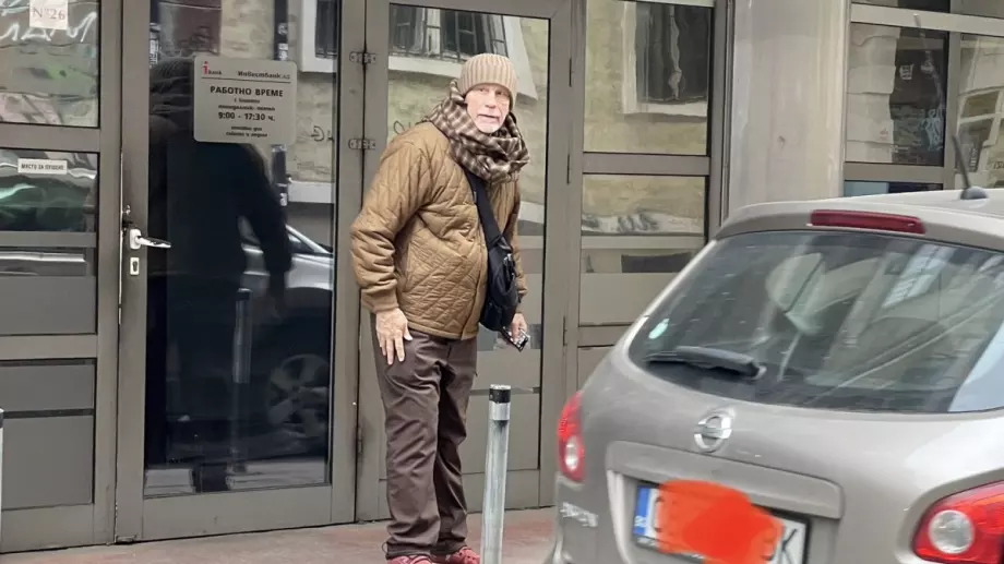 Джон Малкович се разхожда из София (СНИМКИ)