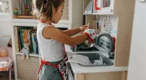 Най-добрата възраст за игри с детска кухня