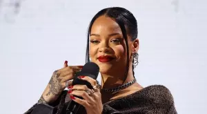 Риана украси бременното си коремче с бижу за 1,8 милиона (СНИМКА)