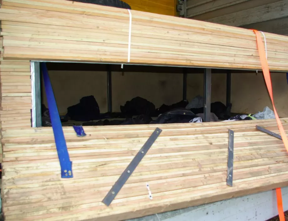 Гърция ще екстрадира издирвания за смъртта на 18 мигранти в Локорско