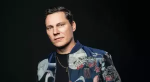 Тиесто пусна ремикс на заглавната песен от "Белият лотус" (ВИДЕО)