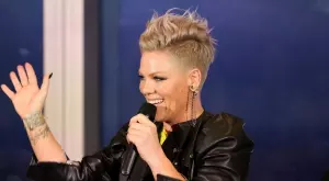 Фен на Пинк разсипа пепелта на майка си на сцената