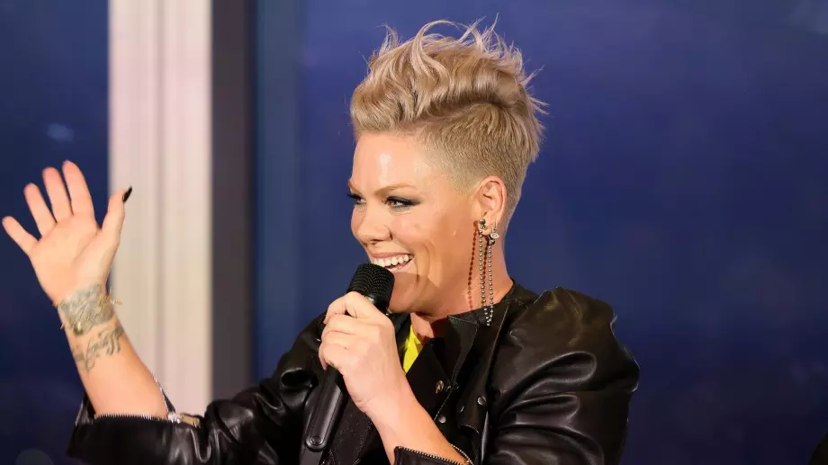 Фен на Пинк разсипа пепелта на майка си на сцената