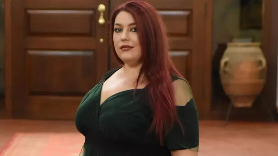 Пам обясни какво прави в 