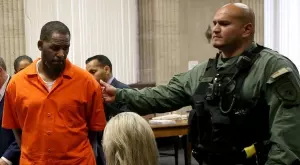 Осъдиха Ар Кели на още 20 години затвор за педопорнография