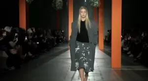 Prada Есен/Зима 2023 - скромността надделява над блясъка (ВИДЕО)