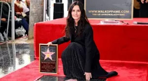 Кортни Кокс получи звезда на Алеята на славата (ВИДЕО)