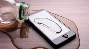 Ако смартфонът ви се намокри, веднага направете това!