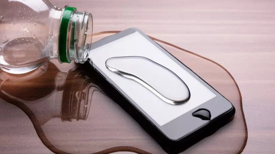 Ако смартфонът ви се намокри, веднага направете това!