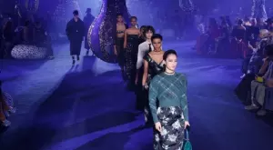 Dior Есен 2023: Свръхженственият гардероб от 50-те, примесен с духа на пънка