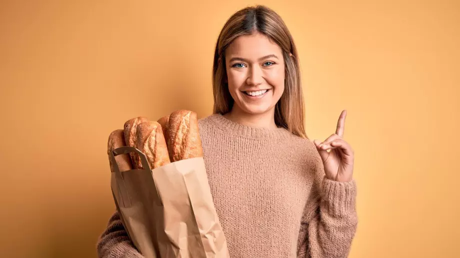 Виц на деня: Девойче отива за хляб на село