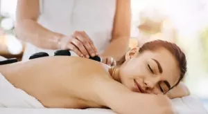 3 супер ползи от масажа с вулканични камъни