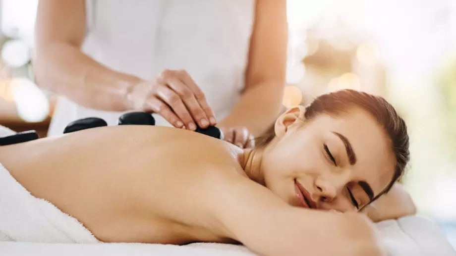 3 супер ползи от масажа с вулканични камъни