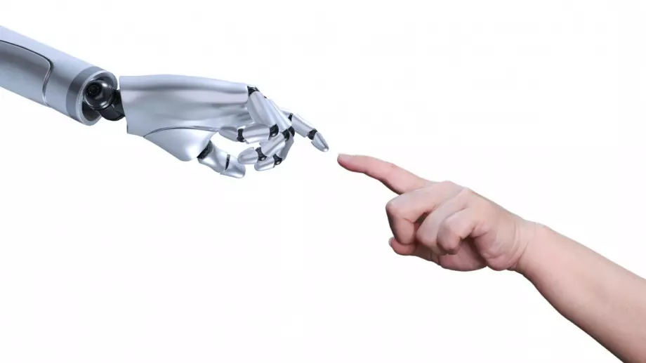 Кой е по умен? ChatGPT и философа Рафаел Ентовен писаха есе по една и съща тема