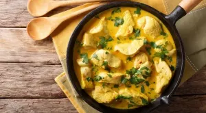 Кето пиле със сметана и къри