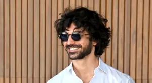 Ергените Виктор и Евгени ли се забавляват в този поп-фолк клип? (ВИДЕО)