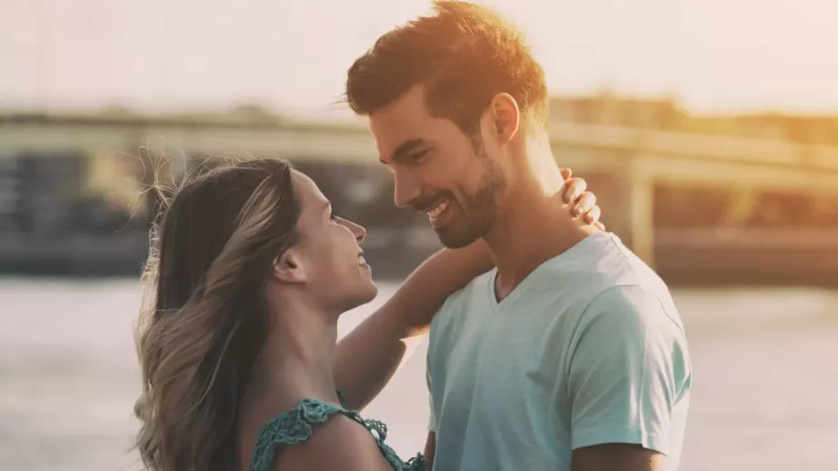 Виц за 6 март 2023: Двойка се забавлява край реката