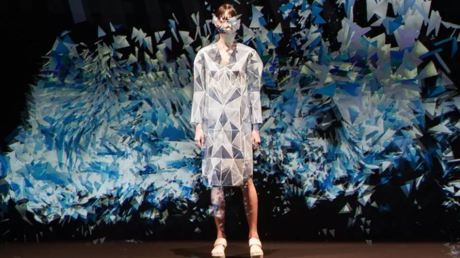 Модна магия: Рокли променят цветовете си под UV светлина (ВИДЕО)