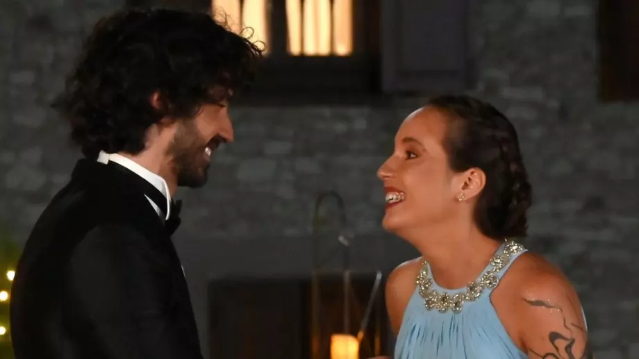 Елена от "Ергенът" се съблече гола (СНИМКИ)